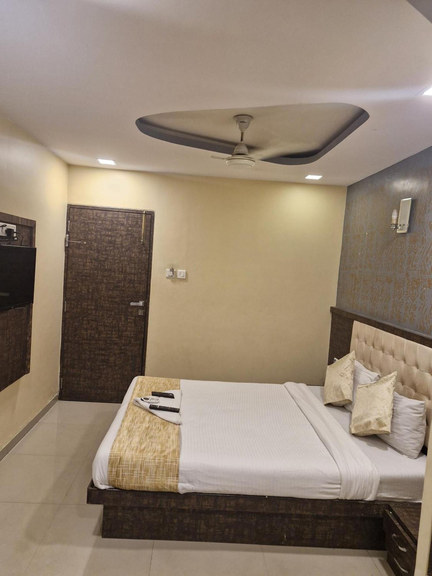 Hotel Crystal Park Near Nesco Exhibition Center Bombay Exterior foto