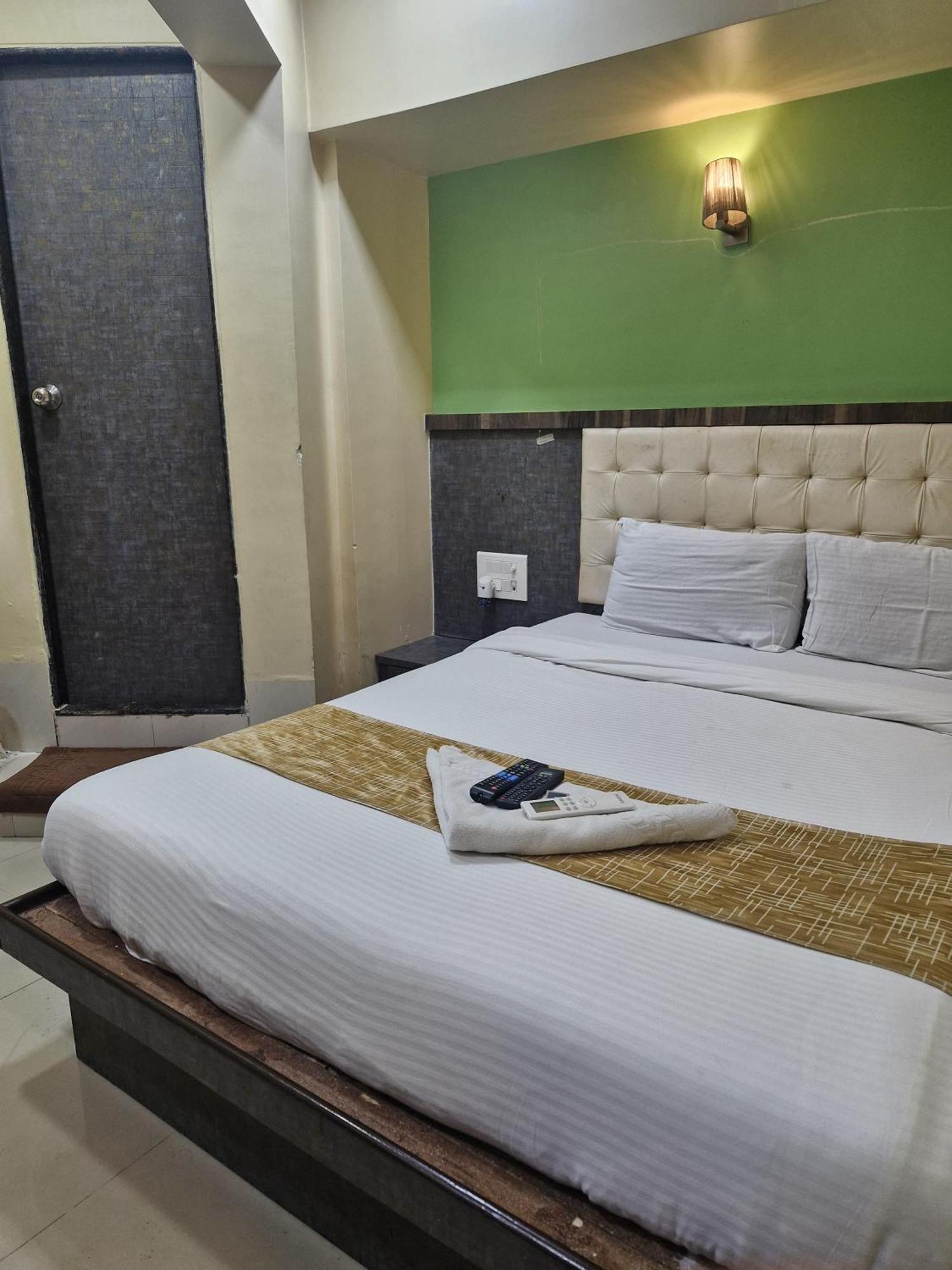 Hotel Crystal Park Near Nesco Exhibition Center Bombay Exterior foto